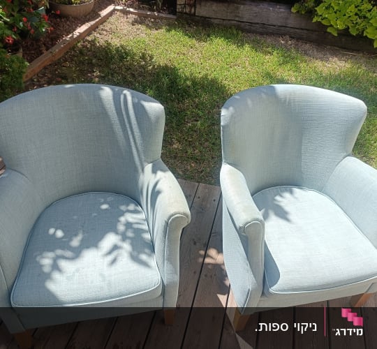 שני כורסאות כחולות על דק עץ בגינה